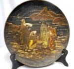 Medalhão em cerâmica retratando  figuras orientais em cena do cotidiano em paisagem com Monte FUJI .Apresenta algumas falhas . Marcado Dr Viana - Rio. Diâmetro 42 cm e altura 4,5 cm.