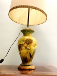 Abajur para duas luzes a partir de vaso em porcelana com pintura de figuras de cachorros em campo  aberto.  Vaso 36 cm , cúpula 58 cm total 94 cm.