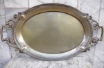 Grande bandeja de BANQUETE  oval , em metal espessurado a prata , com duas alças laterais  e com par de bichos mitológicos sustentando cada alça. Camafeus e guirlandas no seu contorno . Não foi encontrado marca , possivelmente francesa . Precisaria banho para ficar mais bonita. Medidas 62 cm x 36 cm