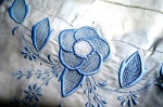Muito bom lençol em cambraia de linho branco . bordados no tom azul com lindos vazados . medidas 240 x 200 cm.
