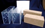 Peças para demonstração de peças e jóias  , sendo duas retangulares com forração em camurça castor ( 23 x 8 x 8 cm e 18 x 8 x 7 cm) .  uma quadrangular branca 20 x 20 x 4 cm e duas em acrílico transparente 25 x 6 x 12 cm e 26 x8 x12 cm.