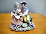 GRUPO Escultórico em BISCUIT europeu , antigo , representando " DAMA e CAVALHEIRO da corte  " em cena de galanteio  com rica policromia. Medidas : altura 17 cm , comprimento 18,5 cm e largura 11 cm.
