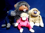 COLECIONISMO ; Coleção com quatro MACACOS / GORILAS de diferentes modelos e tamanhos , um macaco com bateria e chamando "FIU FIU " quando apertado. O simbolismo do Gorila é um sinal para que levantemos nossas cabeças e reconheçamos a nobreza que habita em nós. Esse tipo de significado, no entanto, não representa comportamentos orgulhosos e presunçosos, mas sim uma honra quieta e dignidade calma que se impõe muito mais que qualquer postura..