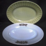 Duas travessas ovais COLOREX , uma branca e uma bege marcado Ind Brasileira Colorex medindo cada uma 37 cm de comprimento e 27 cm de largura.
