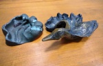 Duas esculturas em bronze : uma em forma de CISNE para  uso como porta cartão e uma em forma de molusco. Medidas 21 x 14 x 8 cm e 13 x 12 x 4,5 cm.