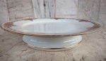 Antigo prato alto para bolo , queijo ou doces em porcelana FRANCESA - MARCADA - SOCIÉTÉ DES ANCIENS - ÉTABLISSEMENTS - A. HACHE & C i - PARIS - VIERZON - decoração com ramos entrelaçados . Frisos em ouro. Altura 10 cm e diâmetro 23 cm.