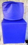 Dois pufes contemporâneos um redondo e outro alto quadrado  na forma de cubo . Ambos na cor lilás forte  Medidas : Pufe quadrado 41  x 41 x 43 cm , e redondo 40 de diâmetro e 30 cm de altura. Pequenos móveis não enviamos pelos Correios.