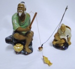 Dois grupos escultóricos representando pescadores chineses ( ambos com vara de pescar e peixe ). Altura 8cm e 14 cm ,sem considerar as varas.