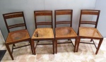 Quatro cadeiras em madeira nobre com ASSENTOS EM PALHINHA e  encosto com tres traves e trabalhos de marqueterie na trave mais larga. Todas precisam de conserto nas palhinhas . 84 x 46 x 42 cm