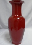 Lindo vaso em porcelana esmaltada e vitrificada na cor coral forte , formato balaustre , medindo 30 cm de altura. marcado POLOVI GERMET.