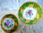 PARAGON : Linda xícara de café inglesa de porcelana Fine Bone China com buque de flores ao centro e na parte externa  e faixas  com rendilhados e palmas imperiais no tom verde e dourado. Marcado HH The Queen & HH Queen Mary.