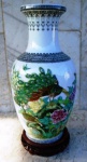 CHINA : Lindo Vaso Balaustre esmaltado de branco e vitrificado com ornamentação de AVES DO PARAÍSO  em jardim com peônias e plantas em rica policromia. No ápice cordão de rendilhados e pontilhados assim como na base. Hideogramas chineses pequenos registros em vermelho. Altura 37 cm mais 5 da peanha de 15 cm de diãmetro . Total 42 cm , marca da dinastia na base.