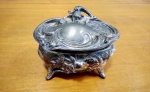 Graciosa caixa em pewter ART NOUVEAU com muitos detalhes comuns da época , com 4 pézinhos  e internamente forrada em veludo verde. Marcas do tempo . Marcado Indústria Argentina. medidas Altura 9 cm e comprimento 10 cm.