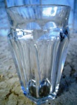 BACCARAT : Pequeno vaso da CHRISTALERIE BACCARAT ,translúcido com lapidação dedão. Pode ser usado também como pequeno copo para bebidas exoticas . marca de garantia de procedência  na peça . Altura 9 cm e diâmetro 5,5 cm.