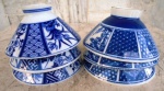 Porcelana JAPONESA : Conjunto de 6 (seis ) cumbucas em porcelana padrão IMARI com design de chapéu em dois padrões diferentes no tom azul marinho e branco . Marcas Japonesas . Medindo 12 de diâmetro e  de altura cm