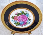 Prato decorativo em porcelana "VERBANO "  com lindo buque de rosas ao centro e  larga faixa em ouro velho nas bordas após  fillete em ouro  e faixa no tom negro . Lindo Prato . Medidas 19 cm.