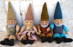 Quatro antigos GNOMOS de coleção -  rosto e maõs em resina. Comprimento 28 cm. Em equilíbrio com os gnomos podemos nos sentir vigorosos, prontos para tudo! Sentimos grande disposição, com saúde impecável.