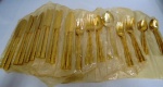 Faqueiro dourado REFECARAFT JAPAN /STAINLESS composto de 12 facas /12 garfos  e 12 colheres grandes ,12 garfos e 12 colheres de sobremesa . Total 60 peças . Peças acondicionadas em embalagens plásticas próprias.