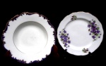 Dois pratos INGLESES : um com bordas azul cobalto e ouro na decoração , medindo 24 cm - Mont canadowu - London , e outro Bone China com lindos ramos de violetas 20 cm.