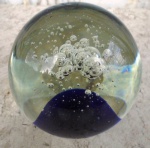 Peso para papéis - Grande esfera simulando motivos espaciais , com bolhas internas , no tom azul e translúcido. Altura 12 cm.