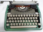 Máquina de escrever portátil . Estojo original em plástico rígido.Medidas 29 x 30 cm e altura 8 cm.