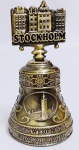 Sineta em metal dourado gravado ESTOCOLMO - STOKHOLM -  com cenas em alto relevo de ICONES da Suécia  - SWEDEN . Altura 9 cm.