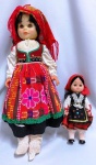 Duas bonecas portuguesas , rosto em borracha , ambas mechem os olhos . Uma medindo 30 cm e outra 58 cm.