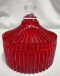 Bomboniere redonda em vidro vermelho plissado. Diâmetro 15 cm e altura  16 cm., .