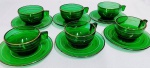 Conjunto de seis xícaras para café com seus respectivos pires em vidro verde forte , transparente  com frisos em ouro.
