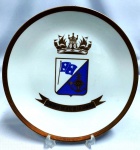 Prato com escudo/brasão do COMANDO EM JEFE DE LA ARMADA  , em porcelana branca medindo 21 cm. Marca  VERBANO.
