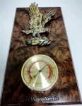 Placa em  madeira com aparelho de medição acoplado ( termômetro ). Aparentemente Funcionando , com AGUIA EM BRONZE  EM ALTO RELEVO ,originário de Las Vegas / Nevada .Medidas : 28 x 15 cm.
