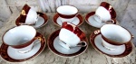Porcelana Mauá : Conjunto de seis xícaras de chá com pires em porcelana esmaltada no tom claro e vitrificada com faixas vermelhas e ouro. Altura 6 e diâmetro do pires 15 cm.