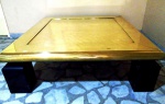 Muito boa mesa de centro em madeira maciça e tampo em metal dourado , design oriental . Medidas 130 x 130 cm x 40 cm de altura. A mesa deve ser retirada à rua das Laranjeiras , andar do play.