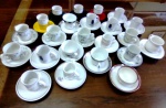 Lote com vinte e tres (23 ) xícaras para café com seus respectivos pires , diversos modelos e/ou procedências .