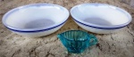 Tres peças par de recipientes em opalina branca com frisos azuis medindo 14/5 cm. e pequenina molheira em vidro antigo azul .( 7/3 cm )