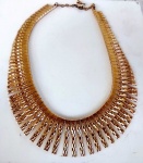 Muito bom colar /gargantilha dourado com elegante design e medindo 38 cm.