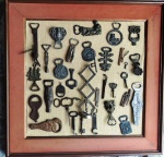 Painel para colecionador com 32 antigas peças em metal, ferro, bronze , incluindo  abridores , sacarolhas e chaves de diferentes modelos e procedências , expostos em quadro de eucatex , medindo 63 x 63 cm.