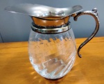 Jarra para suco/água em vidro torcido com bocal e alças  em metal espessurado a prata. Selo da HSTERN . Medidas altura 21 cm e comprimento 19 cm.
