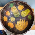 Grande  GAMELA EM MADEIRA MACIÇA originária de um único tronco , no estilo mineiro. bem grande medindo 58 x 58 x 16 cm ( redonda  diâmetro 58 cm ) com pintura de frutas tipo bananas , caju , abacaxi , laranja etc..