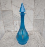 Linda  garrafa alta no tom azul turquesa , opalinada com ornamentação de rendados no estilo marroquino. Medidas  40 cm de altura.