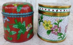 Duas caixas cilíndricas em closoné com diferentes ornamentações. Altura 9 cm e diâmetro 8 cm .