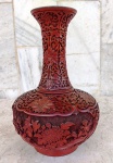 Vaso em metal com aplicação de técnica de laca no tom vermelho/vinho , ornamentado com motivos fitomorfos , semelhante a vegetações , medindo 24 cm de altura e 50 cm de circunferência na  sua parte baixa .