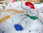 Conjunto de lençol e Par de fronhas em linho branco com bordados e aplicaçoes de flores coloridas . Uma fronha com marcas do tempo . Medidas ; 280 x 214 cm e 80 x 61 cm.