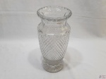 Lindo vaso floreira em cristal ricamente lapidado, padrão pontas de diamante. Medindo 31cm de altura x 13cm de diâmetro.