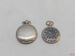 Lote de 2 replicas de relógio de bolso antigos à quartz da coleção Gentleman, necessita de bateria. Medindo o maior 4cm de diâmetro.