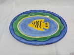 Travessa oval em porcelana com pintura de peixe. Medindo 41,5cm x 30cm.