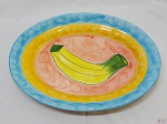 Travessa oval em porcelana Alcobaça portuguesa com pintura de banana. Medindo 46,5cm x 35,5cm x 6,5cm de altura.