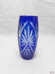 Vaso floreira em cristal double lapidado, azul cobalto. Medindo 19cm de altura. Com leve bicado na borda.
