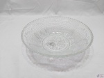 Fruteira centro de mesa bowl em vidro ricamente moldado. Medindo 26,5cm de diâmetro x 7cm de altura. Possui leves bicados.