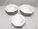 Jogo de 18 pratos em porcelana Schmidt modelo Classic, facetada. Sendo 6 rasos, 6 fundos e 6 de sobremesa.